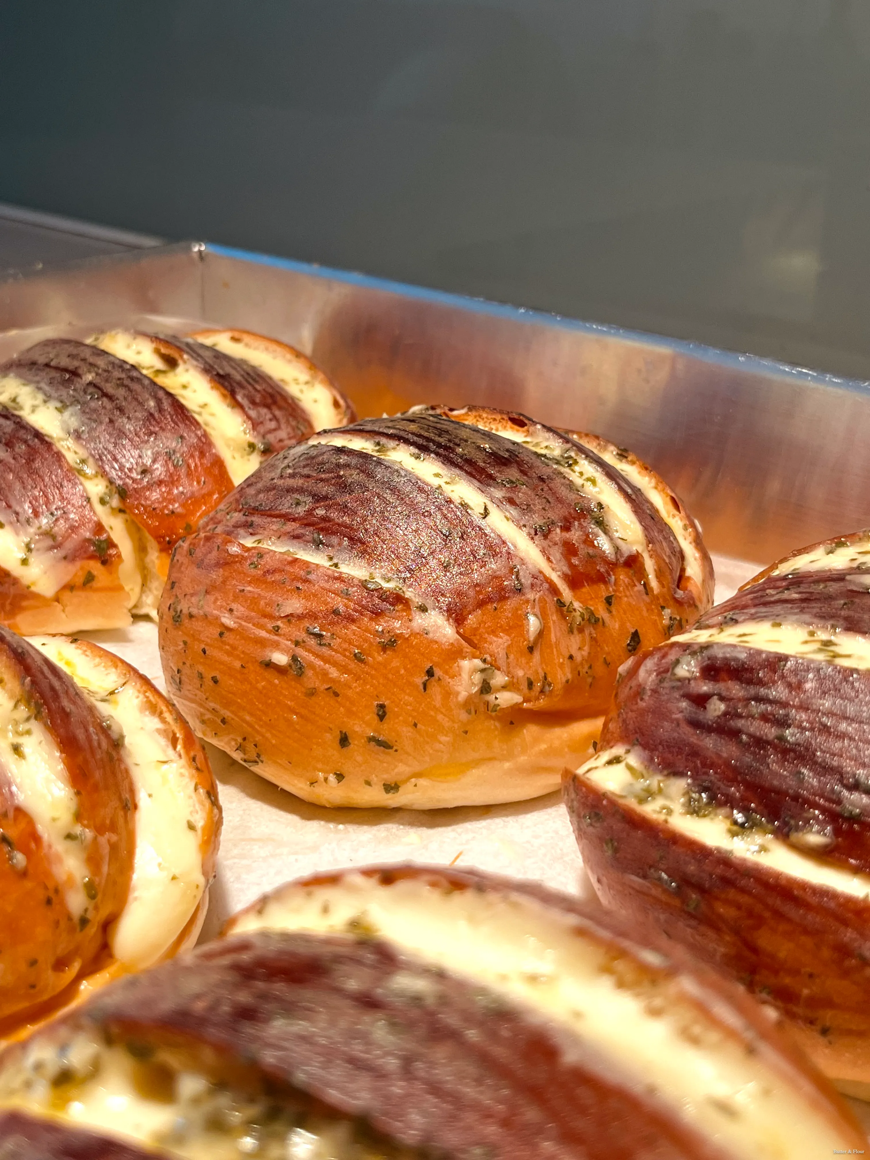 Garlic bread with cream cheese filling — Butter and Flour District 7